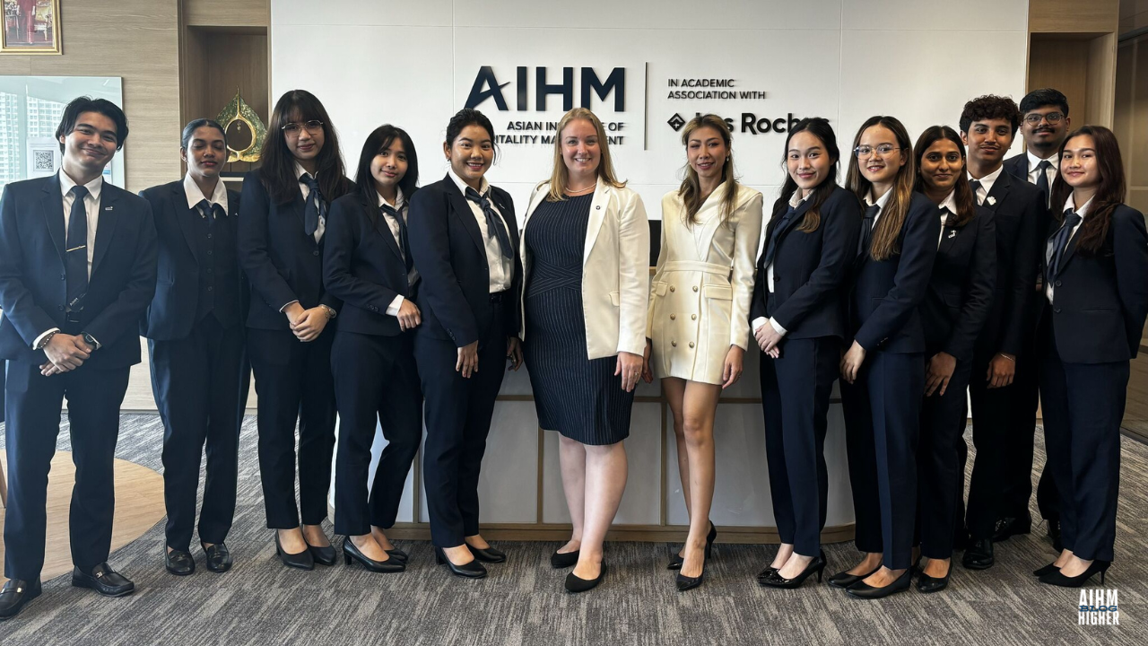 AIHM Hospitality student took a photo with the guest speaker 